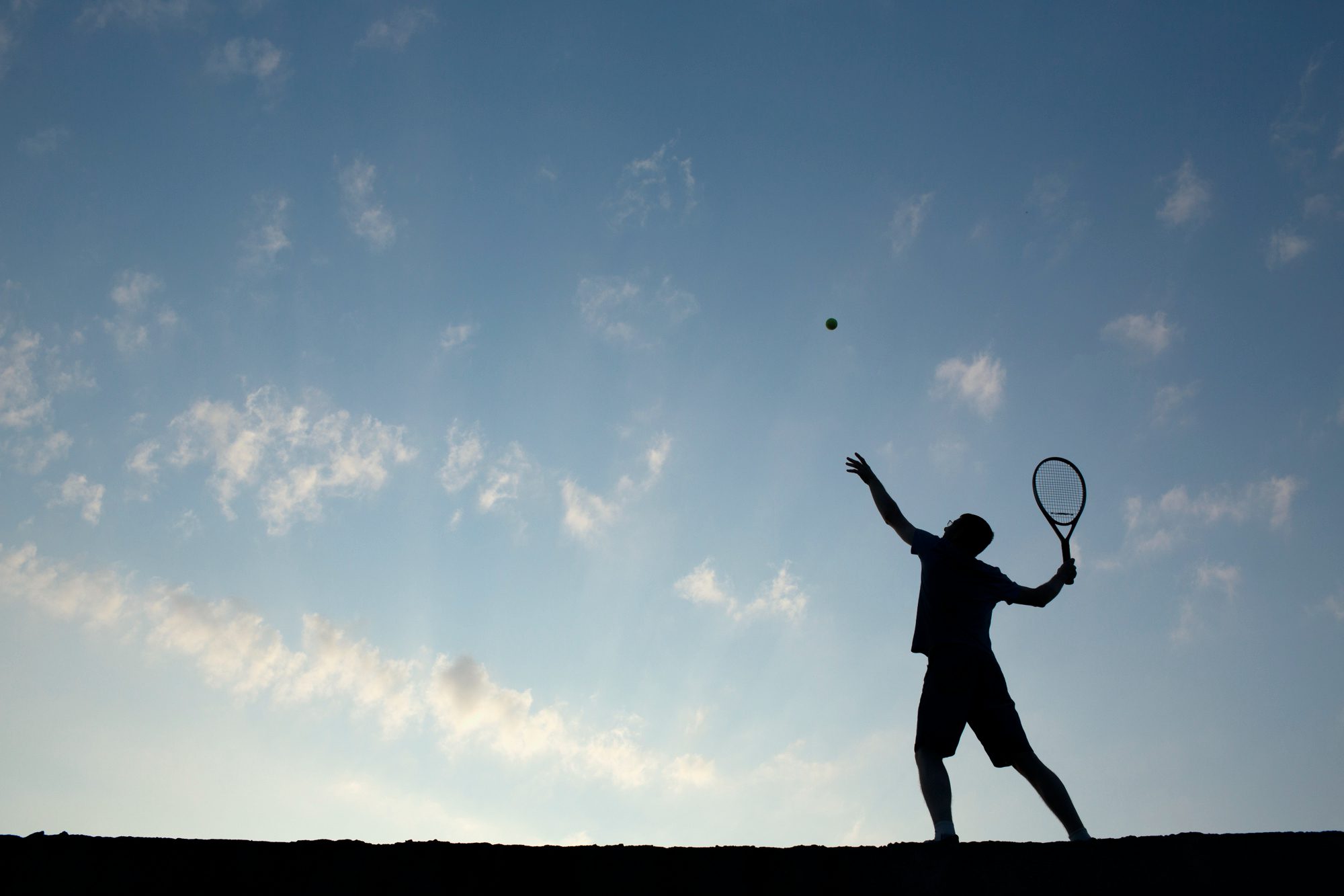 What’s the Difference Between Golf Elbow and Tennis Elbow? (A Full Recovery Guide)